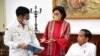 Menteri Keuangan Sri Mulyani berbincang dengan Menteri Pertanian Syahrul Yasin Limpo (kiri) usai mengikuti rapat bersama Presiden Joko Widodo di Istana Kepresidenan Bogor, Jawa Barat, Kamis (3/11). (Foto: Setpres RI) 
