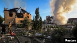 Los bomberos trabajan en un lugar de un ataque con misiles rusos, en medio del ataque de Rusia contra Ucrania, en Járkov, Ucrania, el 10 de mayo de 2024. REUTERS/Vyacheslav Madiyevskyy