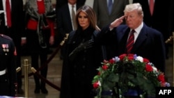 Le président des États-Unis, Donald Trump, et la première dame, Melania Trump, sont allés s’incliner devant la dépouille de l'ancien président des États-Unis, George H. W. Bush, alors qu'il repose dans la rotonde du capitole américain, le 3 décembre 2018 à Washington, DC. (Photo 