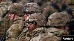 Para tentara Amerika menghadiri upacara penyambutan tentara NATO pimpinan AS di lokasi pelatihan militer di Orzysz, Polandia, 13 April 2017. 