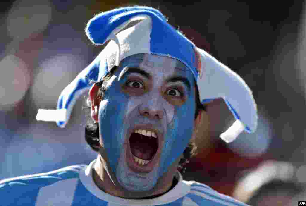 Pendukung tim Argentina saat menyaksikan pertandingan Piala Dunia di stadion Corinthians Arena, Sao Paulo, Brazil.
