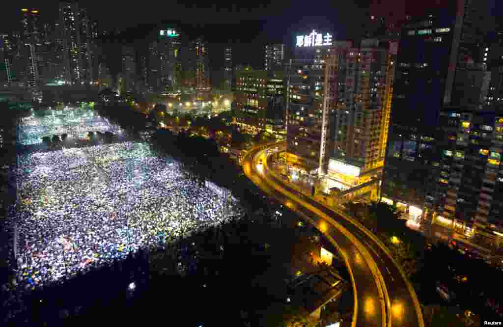 Puluhan ribu orang berpartisipasi dalam upacara peringatan tragedi Tiananmen di Victoria Park, Hong Kong (4/6). (Reuters/Tyrone Siu) 