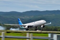 Pesawat Airbus A330 Garuda Indonesia mendarat di Bandara Internasional Sultan Iskandar Muda Blang Bintang, Provinsi Aceh, 13 Juli 2021. (Foto: CHAIDEER MAHYUDDIN/AFP)