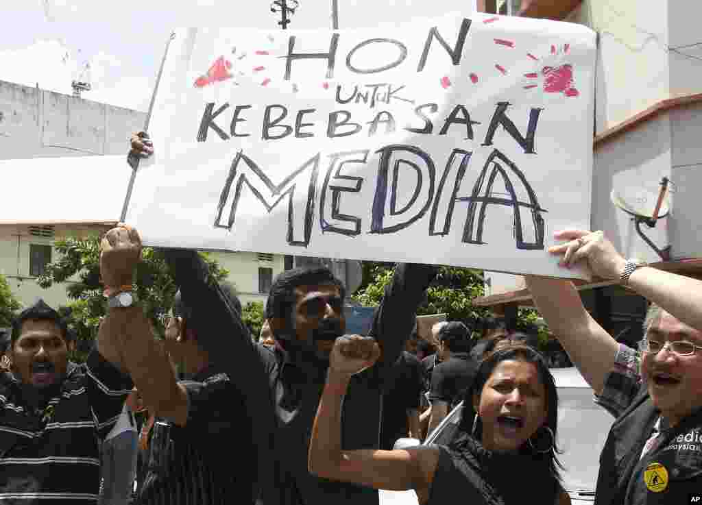 Anggota pers dalam aksi demonstrasi merayakan Hari Kebebasan Pers di Kuala Lumpur, Malaysia, 3 Mei 2012 (AP).