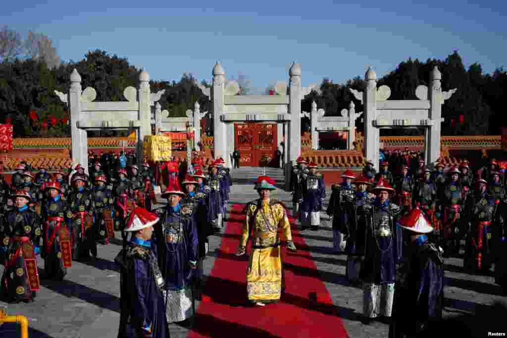 在北京地坛公园的春节庙会上,表演清代仪式,皇帝为农历新年祈求丰收和幸运(2018年2月16日)。这场皇帝秀,没像泰山封禅秀那样缩水。中国央视早先的一篇报道提到春晚的山东泰山分会场将重现秦汉等五朝帝王的封禅盛况。许多分析人士将其解读为赞美帝制之作,甚至体现中共领导人的“皇帝梦”。后来,春晚直播仅仅将封禅大典舞台作为表演的背景,亮相时间很短。