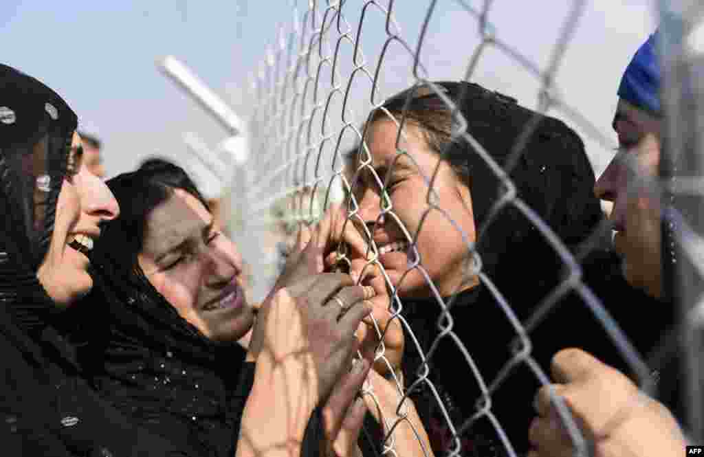 Pengungsi Irak dari kota Mosul, bertemu dengan anggota keluarganya setelah dua tahun berpisah di kamp pengungsi Khazer, sebelum timur Irbil, Kurdistan, Irak.