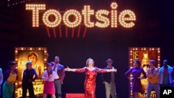 El elenco de "Tootsie" deleitando al público en la entrega anual 73 de los premios Tony. Radio City Music Hall, Nueva York. 9-6-19.