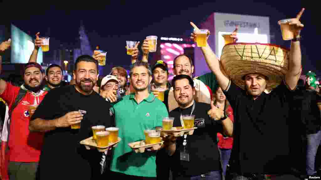 Fanatik Foutbòl nan Festival Ouveti Mondyal FIFA a nan Pak Al Bidda, Doha, Qatar, 19 Nov. 2022.