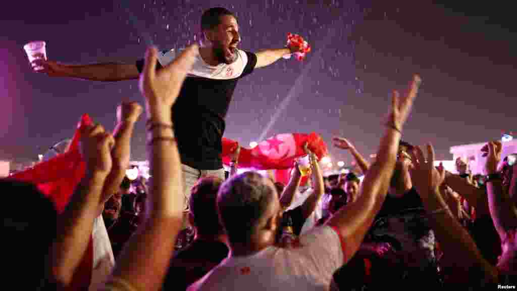 Fanatik Foutbòl nan Festival Ouveti Mondyal FIFA a nan Pak Al Bidda, Doha, Qatar, 19 Nov. 2022.