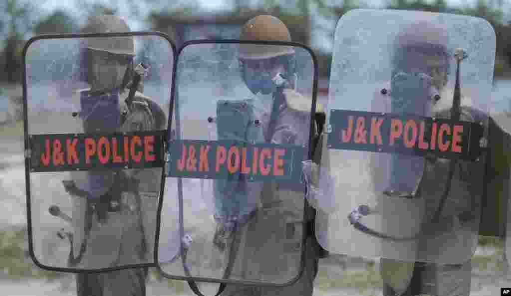 بھارت زیرِ انتظام کشمیر میں پولیس انٹیلی جنس معلومات اکٹھا کرنے اور بغاوت روکنے کی کارروائیوں کے لیے مقامی افراد کو تربیت دی جا رہی ہے۔