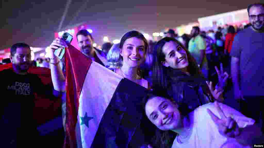 Fanatik Foutbòl nan Festival Ouveti Mondyal FIFA a nan Pak Al Bidda, Doha, Qatar, 19 Nov. 2022.