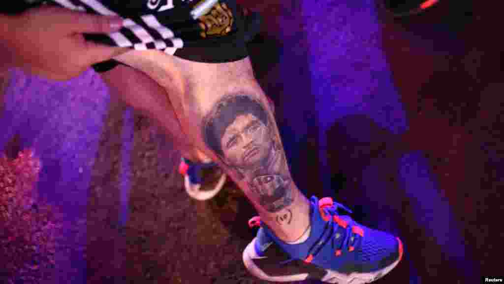 Fanatik sa a gen yon tatouwaj Diego Maradona sou janm li.