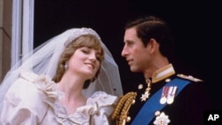 ARHIVA - Princ Čarls i Dajana, princeza od Velsa, na dan venčanja u Londonu, 29. jula 1981.