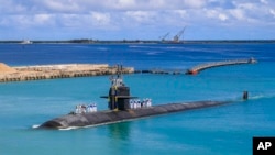 圖為美國海軍洛杉磯級高速攻擊潛艇USS奧克拉荷馬市號（舷號SSN723）2021年8月19日返回關島美國海軍基地。法國總統馬克龍稱澳大利亞購買美國核潛艇”與中國對抗“，但是澳大利亞新一屆政府仍堅持利用美國的核潛艇技術打造本國核潛艇艦隊。