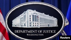 Logo Departemen Kehakiman AS terlihat di markas departemen tersebut di Washington, pada 24 Januari 2023. (Foto: Reuters/Kevin Lamarque)