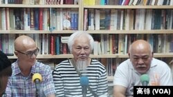 《民間電台》創辦人曾健成（右）與嘉賓主持。（記者高鋒攝）
