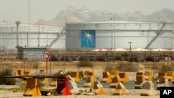 Tangki penyimpanan minyak mentah milik Saudi Aramco, di Jeddah, Arab Saudi, 21 Maret 2021. (Foto: AP)