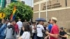 Activistas y familiares de los 33 hombres detenidos el fin de semana en un club de la comunidad LGBTIQ+ mientras exigían su liberación.
