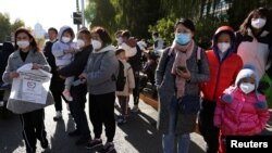 北京兒童醫院外排隊等候看診的兒童與家長。（2023年11月24日）