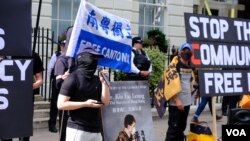 自稱來自廣東的“J先生”在集會發言在倫敦的香港經濟貿易辦事處外發言。 （美國之音/鄭樂捷）