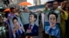 
Pengunjuk rasa pro-demokrasi memegang foto pemimpin Partai Move Forward Pita Limjaroenrat saat demonstrasi di Bangkok pada 23 Juli 2023. (Foto: AFP)