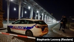 Polisi mengamankan akses ke jembatan Bir-Hakeim setelah insiden penikaman di Paris, Prancis, Minggu, 3 Desember 2023. (Foto: Stephanie Lecocq/Reuters)