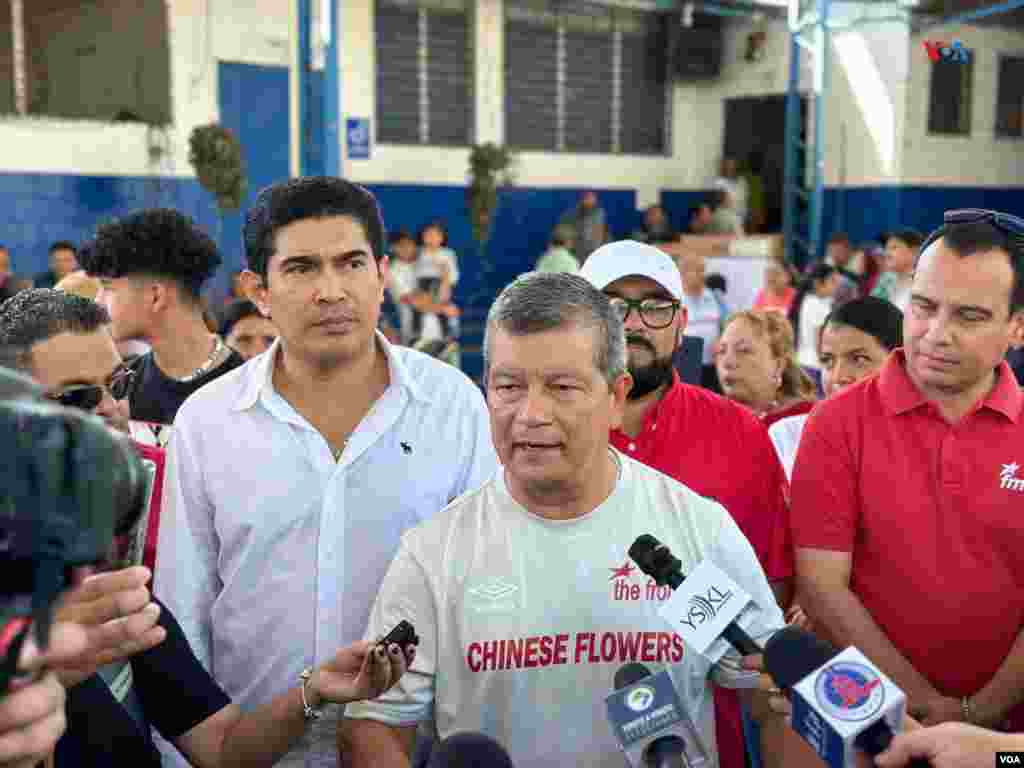 Manuel Flores, candidato presidencial por el Frente Farabundo Martí Para la Liberación Nacional (FMLN), habla con la prensa tras emitir su voto el 4 de febrero de 2024.
