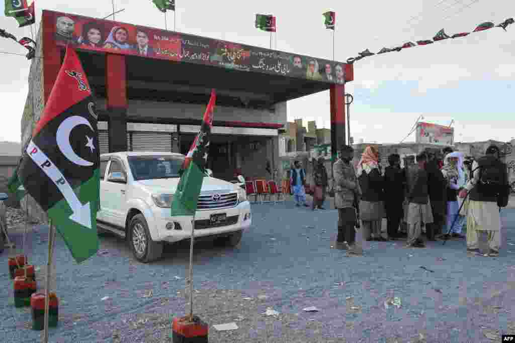 انتخابی مہم کے دوران سیاسی جماعتوں کے دفاتر پر حملوں کے بھی کئی واقعات پیش آئے ہیں۔ کوئٹہ میں تین روز قبل پیپلز پارٹی کے الیکشن آفس کے باہر دستی بم حملے کے بعد کا منظر 