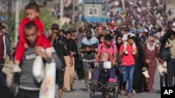 Los palestinos huyen al sur de la Franja de Gaza por la calle Salah al-Din en Bureij, Franja de Gaza, el 8 de noviembre de 2023.
