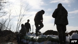 烏克蘭軍人在頓內茨克地區距離阿夫迪夫卡不遠的地方建構工事。（2024年2月17日）
