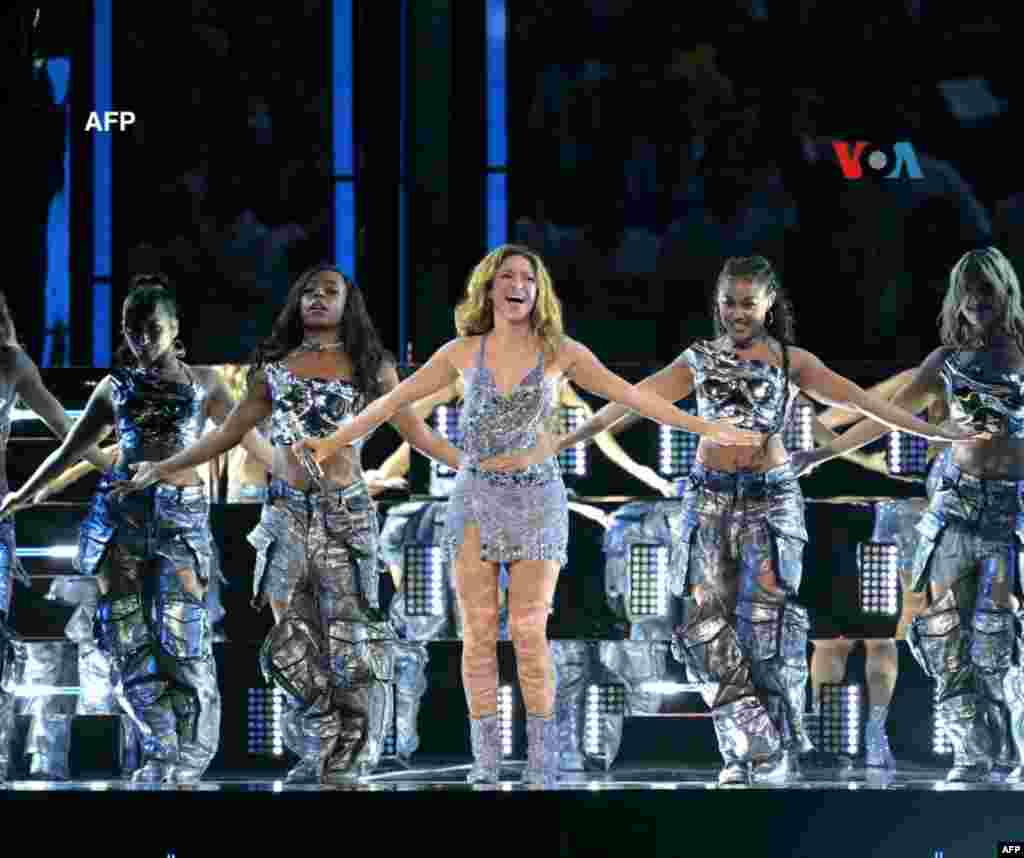 El técnico de Colombia Néstor Lorenzo criticó antes del partido la extensión del entretiempo en la final de la Copa América debido a la actuación de la superestrella Shakira. 
