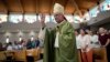 El reverendo Silvio Báez, obispo auxiliar de Managua, Nicaragua, saluda a los feligreses cuando en la misa en la Iglesia católica St. Agatha, que se ha convertido en el hogar espiritual de la creciente diáspora nicaragüense, el domingo 5 de noviembre de 2023 en Miami. .