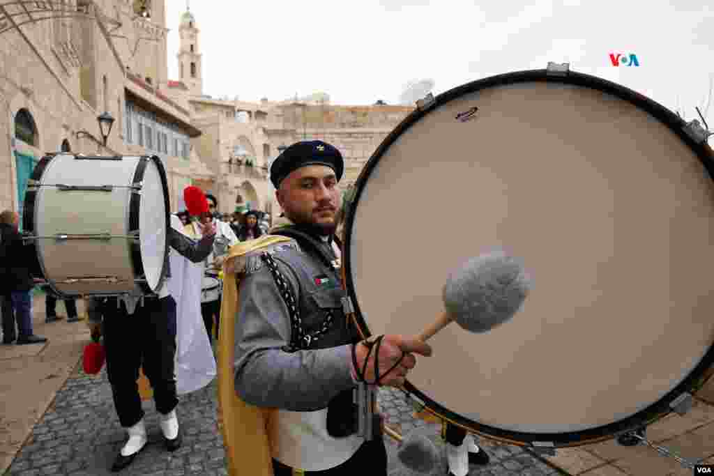 Un scout palestino toca el bombo durante el desfile navideño de 2022, en la ciudad de Belén. Este año se han suspendido todas las festividades navideñas en solidaridad con los palestinos muertos en Gaza durante los 80 días de guerra entre Israel y Hamás. 