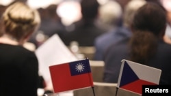 资料照片：2023年3月27日，在台北举行的台捷经济合作会议会场上的台湾与捷克旗帜。(路透社照片)