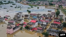 中国江西省九江的洪水淹了城镇和街道。（2024年7月2日）