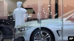 Foto Achiv: Yon mesye vizite yon magazen ki vann otomobil nan Dubai, Emira Arab Ini, 2 Jyen 2016.