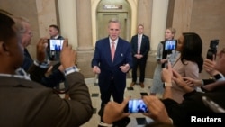 El presidente de la Cámara de Representantes de Estados Unidos, Kevin McCarthy, habla con los periodistas mientras se acerca la fecha límite para evitar un cierre parcial del gobierno en el Capitolio en Washington, el 28 de septiembre de 2023.