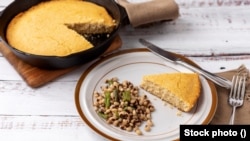Hoppin' John з квасолі традиційно готують на Новий рік. Ця традиція походить з Півдня Америки. Кукурудзяний хліб кольору золота, за віруваннями, приваблює багатство