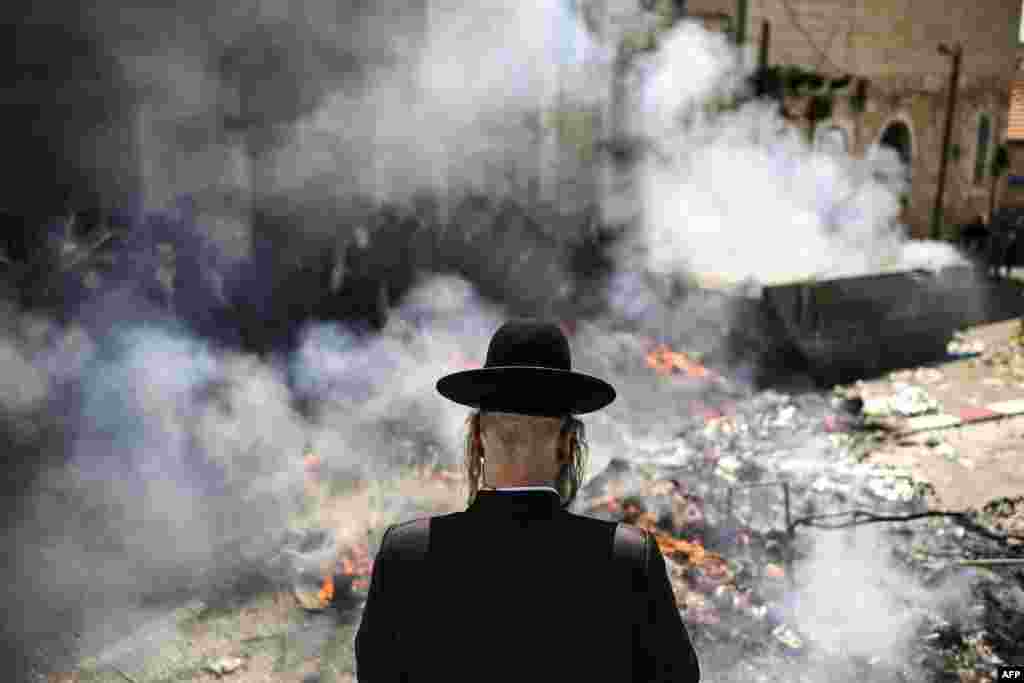 Ultra-Orthodox Jews burn leavened items during the Biur Chametz ritual in Jerusalem's Mea Sharim district, during the final preparations before the start of the week-long Jewish Passover holiday.