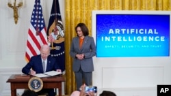 Presiden AS Joe Biden menandatangani perintah eksekutif mengenai kecerdasan buatan di Gedung Putih, Washington, pada 30 Oktober 2023. (Foto: AP/Evan Vucci)