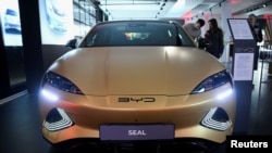 德國柏林的比亞迪汽車專賣店展示的比亞迪電動車。（2024年1月31日）