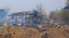 Foto provista por el Grupo de Activistas Kyunhla, se muestran las consecuencias de un ataque aéreo a la aldea de Pazigyi, región de Sagaing, Myanmar, el 11 de abril de 2023. 