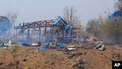 Foto provista por el Grupo de Activistas Kyunhla, se muestran las consecuencias de un ataque aéreo a la aldea de Pazigyi, región de Sagaing, Myanmar, el 11 de abril de 2023. 