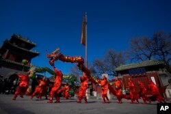 Bailarines de dragones chinos actúan en el templo Dongyue el primer día del Año Nuevo Lunar chino en Beijing, el sábado 10 de febrero de 2024. (Foto AP/Andy Wong)