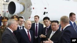 資料照片：俄羅斯總統普丁和北韓領導人金正恩參觀俄羅斯齊奧爾科夫斯基外的東方太空發射場的火箭組裝庫。(2023年9月13日)