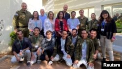 Duta Besar Thailand di Israel Pannabha Chandraramya bertemu dengan warga Thailand yang dibebaskan dari Jalur Gaza setelah disandera oleh Hamas, di Shamir Medical Center (Assaf Harofeh), Be'er Ya'akov, Israel 26 November 2023. (Kementerian Luar Negeri Thailand/Handout via REUTERS)