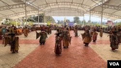 གདན་ས་བཀྲིས་ལྷུན་པོས་མང་ཚོགས་ལ་དགུ་གཏོར་གར་འཆམ་གཟིགས་འབུལ། 