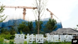 Proyek Country Garden One World City yang sedang dibangun terlihat di pinggiran kota Beijing, 17 Agustus 2023. Kesulitan real estat di China telah menyebabkan masalah konstruksi dan protes buruh. (Foto: Ng Han Guan/AP Photo)