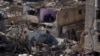 Warga Palestina sedang melihat dampak serangan Israel terhadap bangunan tempat tinggal dan masjid di Rafah, Jalur Gaza, 22 Februari 2024. (Foto: AP)