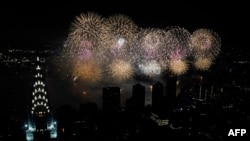 Los 46º fuegos artificiales anuales del 4 de julio de Macy's sobre el East River, el 4 de julio de 2022, vistos desde el piso 91 del mirador SUMMIT One Vanderbilt en Nueva York.